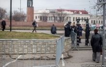 Центр окупованого Сімферополя взяв в оточення «ОМОН», людей пропускають через металошукачі (фото)