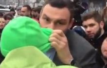 Возмущенный Кличко вышел к протестующим под КГГА: "я тебе в ухо крикну" (видео)