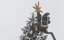 У центрі Києва прикрашають головну новорічну ялинку країни: відкриють її вже у п'ятницю (фото, відео)