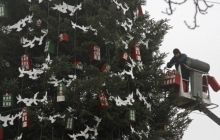 Головну ялинку країни прикрашають більше трьох тисяч іграшок, її запалять сьогодні о 18.00