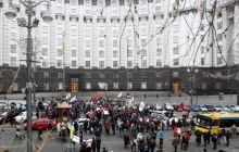 Возле Кабмина около 100 митингующих перекрыли движение