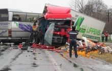 На Волині сталася масштабна ДТП: зіткнулися автобус і фура (фото, відео)