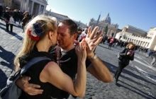 Масове танго у Ватикані: сотні пар привітали Папу Римського з днем народження (фото)