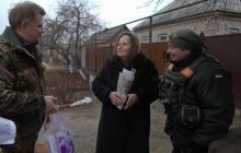 Украинские военные и волонтеры помогают мирному населению на Донбассе (фоторепортаж)