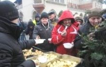 У Кракові для нужденних накрили найбільший у Європі різдвяний стіл