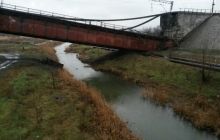 «Укрзализныця» достраивает обходной путь к Мариуполю возле разрушенного боевиками моста
