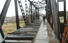 "Укрзалізниця" через підрив мосту обмежила відправку вантажів у Маріуполь