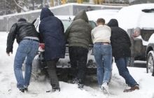 Москва до сих пор завалена снегом, дороги снова парализовали пробки