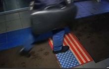 В московском ТЦ посетителям предлагают вытирать ноги о флаг США