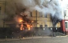 В Киеве загорелся ресторан, улицу окутал густой дым (фото)