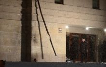 В доме Садового выбиты окна и двери, повреждена стена (фото)
