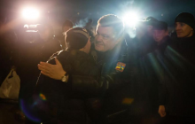 Порошенко встретил освобожденных из плена военных (фото, видео)