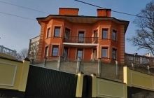 Azarov sells house in Pechersk with no difficulties, despite being on wanted list