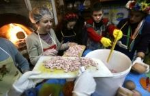 150 волонтерів готують тонну "Олів'є" для військових на Донбасі (фоторепортаж)
