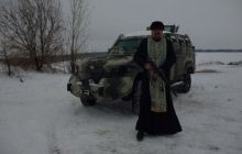 Єпископ УПЦ КП заборонений у служінні за те, що взяв у руки зброю (фото)