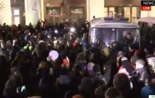 У Москві на Манежній площі збираються сотні людей у підтримку Навального