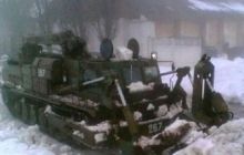 На Одещині військова техніка відкопує машини зі снігової пастки