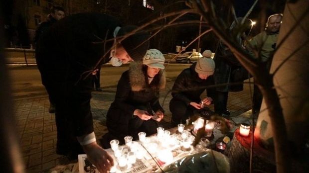 Украинцы принесли цветы и свечи к французскому посольству в Киеве / Facebook Украинцы принесли цветы и свечи к французскому посольству в Киеве / Facebook