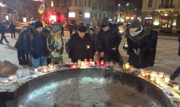 Учасникам акції роздавали таблички з написом Je suis Charlie \ IT Sector Учасникам акції роздавали таблички з написом Je suis Charlie \ IT Sector