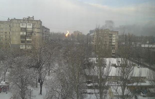 По словам очевидцев, несколько столбов черного дыма от горящих домов видны далеко / 62.ua По словам очевидцев, несколько столбов черного дыма от горящих домов видны далеко / 62.ua