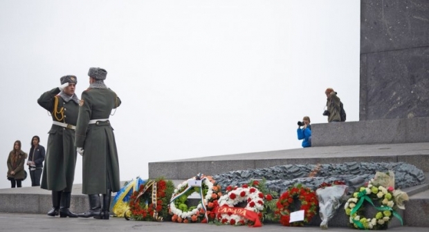 Церемонія покладання квітів до могили Невідомого солдата в Києві 11 листопада 2014 року / Фото УНІАН Церемонія покладання квітів до могили Невідомого солдата в Києві 11 листопада 2014 року / Фото УНІАН