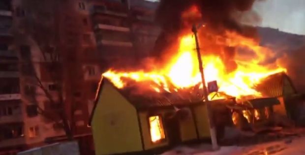 Бойовики обстріляли Горлівку - згорів магазин /скриншот с записи Бойовики обстріляли Горлівку - згорів магазин /скриншот с записи