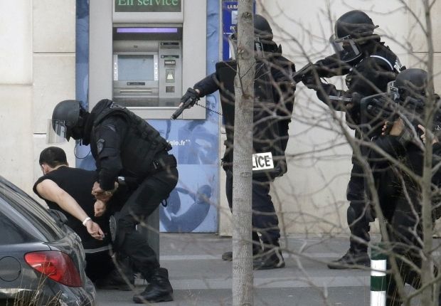 Париж затримання підозрюваного 16 01 15 / Reuters Париж затримання підозрюваного 16 01 15 / Reuters