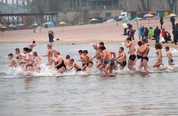 Як в Україні святкували Водохреща (фоторепортаж)