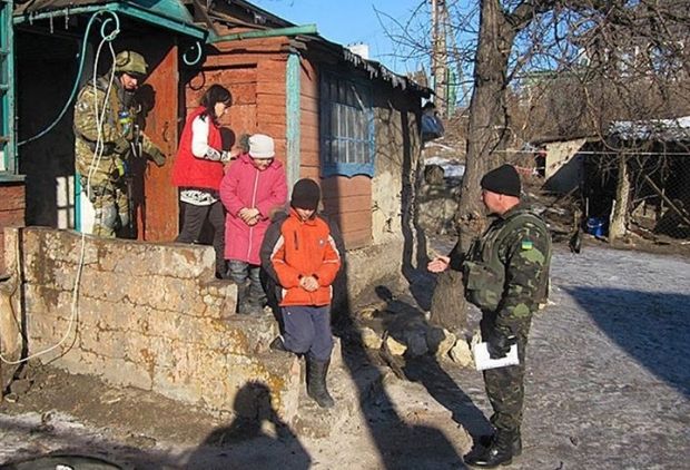 Військові врятували жителів Трьохізбенки / Пресс-центр АТО/facebook Військові врятували жителів Трьохізбенки / Пресс-центр АТО/facebook
