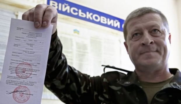 В ТЦК разбили дверь, пытаясь прорваться внутрь / фото УНИАН В ТЦК разбили дверь, пытаясь прорваться внутрь / фото УНИАН