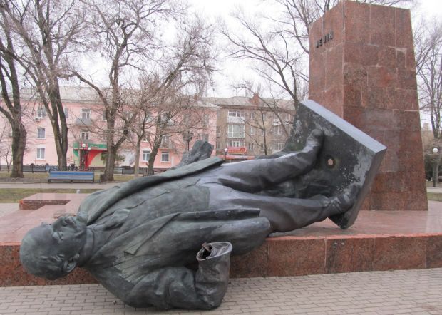 Vladimir Lenin Statue Toppled