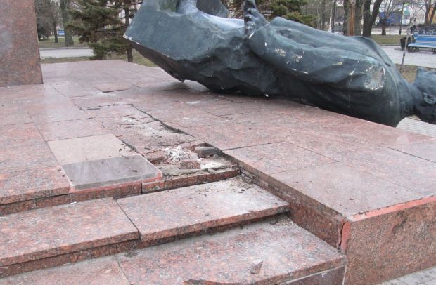 Памятник снесли неизвестные люди в камуфляже / bmr.gov.ua Памятник снесли неизвестные люди в камуфляже / bmr.gov.ua