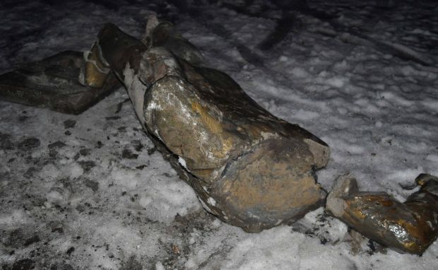 В Запорожье снесли памятник Ленину / \соцсети В Запорожье снесли памятник Ленину / \соцсети