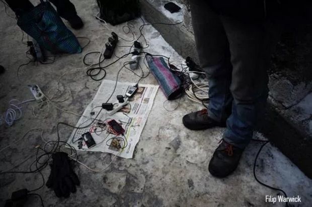 Люди заряджають телефони від генератора, попри те, що у місті практично відсутній сигнал / Громадське Люди заряджають телефони від генератора, попри те, що у місті практично відсутній сигнал / Громадське
