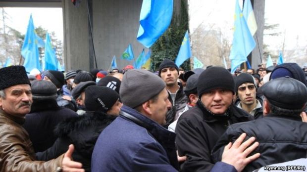 В центре Ахтем Чийгоз - замглавы Меджлиса крымскотатарского народа сдерживает натиск людей на митинге 26 февраля 2014 года / Крым.Реалии