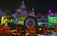 В Китае построили огромный ледяной город с разноцветными замками (фото)