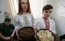 Волонтери частували поранених бійців АТО святковою кутею та варениками (фото, відео)