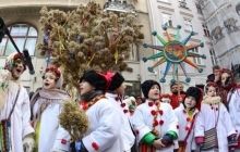 У Львові встановили триметровий Різдвяний Дідух і відкрили шопку (фоторепортаж)