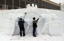 У Києві зліпили 30-метрову снігову скульптуру (фоторепортаж)