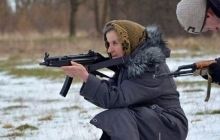 У Львівській області 68-річна українка готується воювати з автоматом в руках (відео)