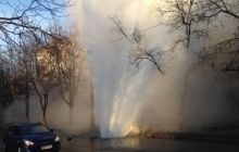 В Киеве произошел сильный прорыв трубы, фонтан бьет на высоту в 10 метров (фото)