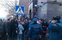 В Ереване протестовали под посольством РФ из-за убийства армянской семьи (фото, видео)