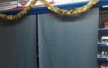 "Товар тимчасово не продається": в окупованій Керчі завішують банерами порожні прилавки (фоторепортаж)