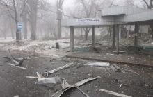 В Донецке в остановку попал снаряд, есть жертвы и раненые (фото)