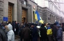 Під міськрадою в Харкові відбулися зіткнення, активісти привезли сміттєві баки (фото)