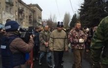 Бойовики таки вивели полонених кіборгів на вулиці Донецька (фото, відео)
