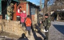 Українські військові евакуювали двох дітей з обстрілюваної бойовиками Трьохізбенки