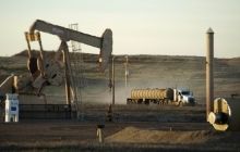 Oil price falls against stronger dollar
