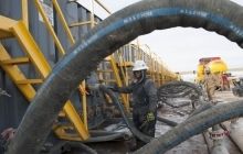 Oil prices stay at 6-year low due to record-high US oil inventories