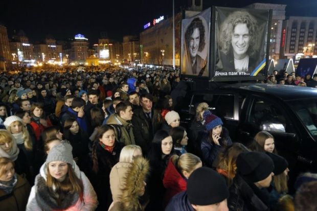 В Киеве сотни людей принесли на Майдан цветы, свечи, лампадки и портреты Андрея Кузьменко: прощание с певцом (фоторепортаж)